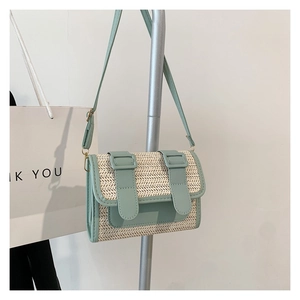 Détail du simili cuir vert menthe et du tissu tissé beige sur le petit sac à bandoulière