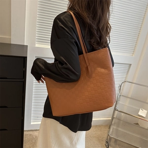 Grand sac fourre-tout marron caramel avec motif damier tressé et bandoulière chic