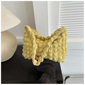 Détail du sac fourre-tout jaune clair à texture pop-corn en tissu plissé 3D à la main