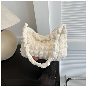 Gros plan sur le sac blanc à texture bulle montrant les détails du tissu plissé
