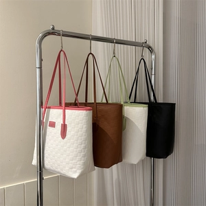 Grand sac cabas minimaliste avec motif tissé en damier disponible en quatre couleurs