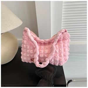 Gros plan sur le sac cabas rose avec texture gaufrée 3D et poignée souple élégante