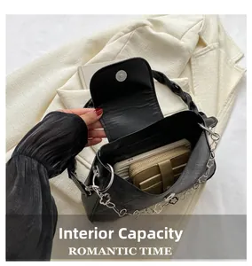 Détail de l'intérieur du sac sous le bras en cuir noir avec grand espace de rangement