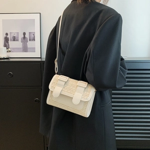 Petit sac bandoulière tissé beige minimaliste, style paille rétro pour femme