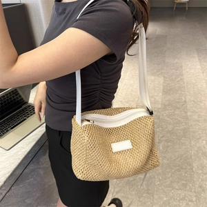 Sac à bandoulière en paille tissée avec sangle en tissu blanc et fermeture éclair d'été