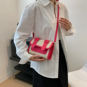 Petit sac bandoulière tissé en paille beige avec finitions en cuir rose vif élégant