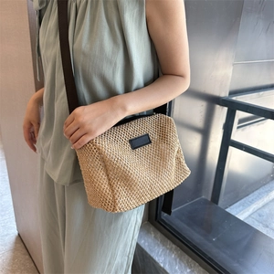 Sac bandoulière minimaliste en paille tressée kaki avec bandoulière marron réglable pour l'été
