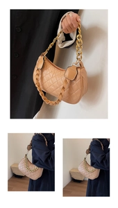 Dettaglio del motivo trapuntato e della catena dorata sulla borsa beige a tracolla