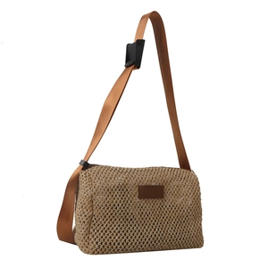 Sac à bandoulière en paille tissée avec patch en cuir brun et sangle réglable