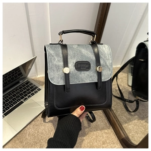 Détail du patchwork en cuir vintage et denim sur un mini sac à dos élégant et moderne