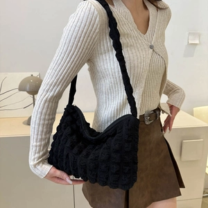 Sac fourre-tout noir à texture de bulles plissées avec fermeture éclair pour femme