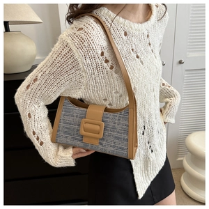 Sac baguette rétro français bleu tissé avec bandoulière en cuir marron sur modèle