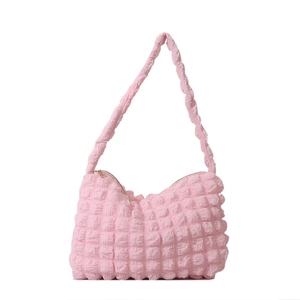 Sac à bandoulière rose à texture popcorn avec tissu haute élasticité et fermeture éclair dorée