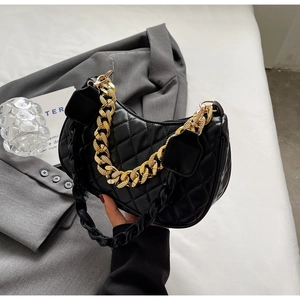 Dettaglio borsa hobo trapuntata nera con catena d'oro e tracolla in pelle intrecciata