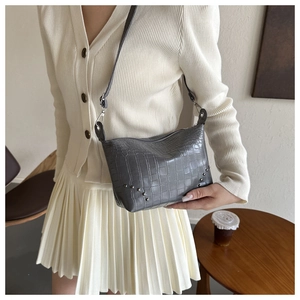 Detailansicht der grauen Kroko-Leder-Tasche mit Silbernieten und Metallschnalle