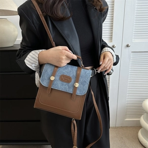 Sac bandoulière vintage en cuir marron et patchwork de denim avec détails métalliques