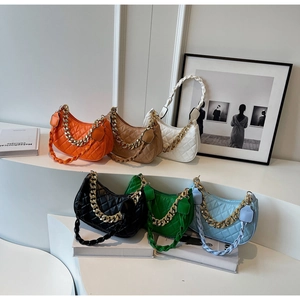 Borse hobo trapuntate in vari colori con catene dorate su un espositore minimalista