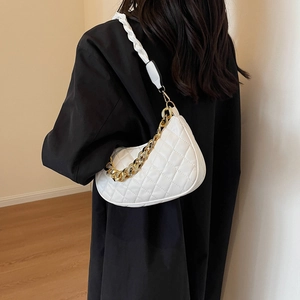 Borsa a mezzaluna trapuntata bianca con catena dorata e tracolla intrecciata su modella
