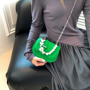Groene geweven mini crossbodytas met zilveren hartgespen en een parelkettingriem