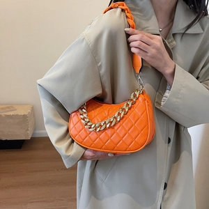 Elegante borsa a mezzaluna trapuntata arancione con catena dorata e tracolla intrecciata