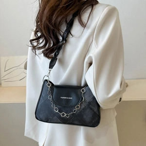 Sac sous le bras chic noir avec motif damier et détail de chaîne en métal à fleurs