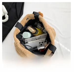 Detailansicht der flauschigen Tasche in Camel mit großem Fassungsvermögen für Handy