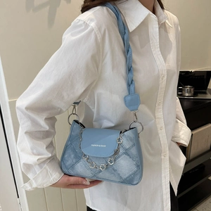Sac à bandoulière chic bleu clair texture denim avec matelassage et chaîne en métal