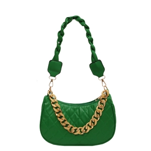 Borsa sottobraccio a mezzaluna verde erba trapuntata con catena d'oro e tracolla intrecciata