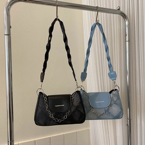 Sacs sous les bras en denim matelassé noir et bleu clair avec chaînes argentées
