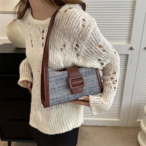 Sac baguette rétro en tweed bleu et blanc avec bordure en cuir marron porté