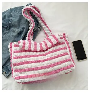 Détail du sac cabas à rayures roses et blanches avec texture gaufrée bouffante