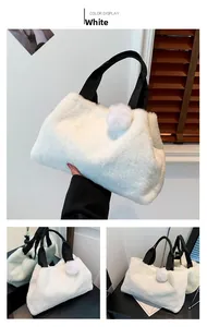 Detail der weißen Kunstpelz-Handtasche mit flauschigem Bommel und schwarzen Riemen