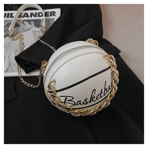 Dettaglio della borsa bianca a forma di basket con catena d'oro su tessuto nero liscio
