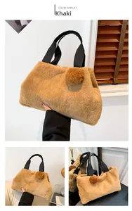 Detailansicht der khakifarbenen Plüschtasche mit Bommel und schwarzen Tragegriffen