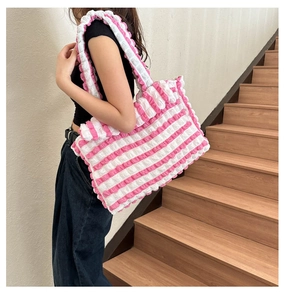 Détail du tissu à bulles rayé rose et blanc sur un grand sac cabas pour femme élégant