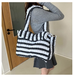 Gros plan du sac cabas à rayures noires et blanches montrant la texture gaufrée unique
