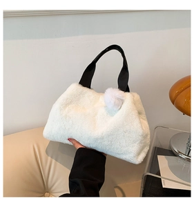 Detailansicht der weißen Plüsch-Handtasche mit Kunstfell und schwarzem Webgriffriemen