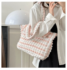Détail du sac à bandoulière matelassé rose et blanc avec tissu à texture bulle froufrou