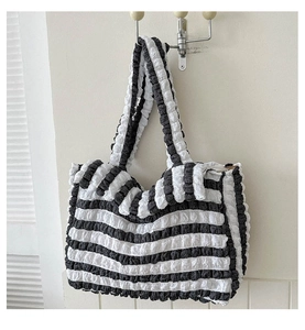 Détail du tissu à bulles rayé noir et blanc sur un grand sac cabas pour femme