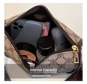 Vue détaillée de la grande capacité interne pour cosmétiques d'un sac bandoulière vintage brun