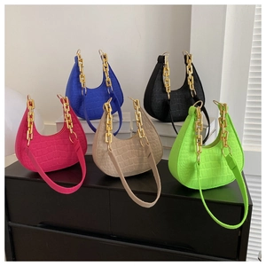 Fünf verschiedene Hobo-Taschen in kräftigen Farben mit goldenen Kettendetails