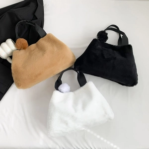 Plüsch-Schultertaschen aus Kunstfell in Khaki, Schwarz und Weiß mit Bommel-Anhängern