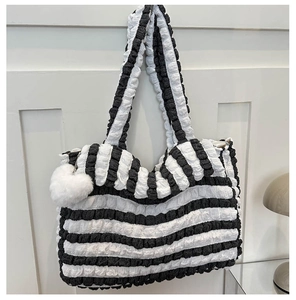Détail du sac cabas bouffant à rayures noires et blanches avec texture plissée