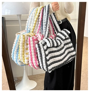 Détail de sacs à main plissés à bulles multicolores avec des rayures texturées pastel