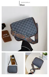 Gros plan sur un sac vintage bleu à motifs floraux avec une sangle ethnique tissée