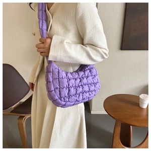 Détail de la texture matelassée violette et du design bouffant de ce sac à bandoulière