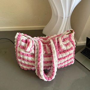 Sac Fourre-tout de Grande Capacité en Tissu Popcorn pour Femmes Sac à Bandoulière Rayé à Texture de Bulles Décontracté