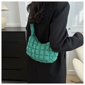 Sac à bandoulière matelassé vert en forme de croissant avec texture à bulles pour femmes
