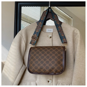 Sac bandoulière vintage marron avec motif floral et large bandoulière tissée colorée