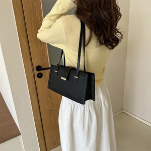 Classica borsa sottobraccio in pelle nera coccodrillo con elegante fibbia dorata